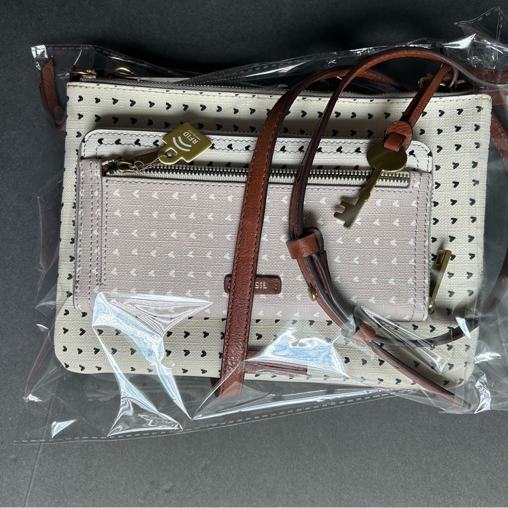 Fossil Heart Crossbody & wallet set. Cream and tan with navy 💙💙💙.